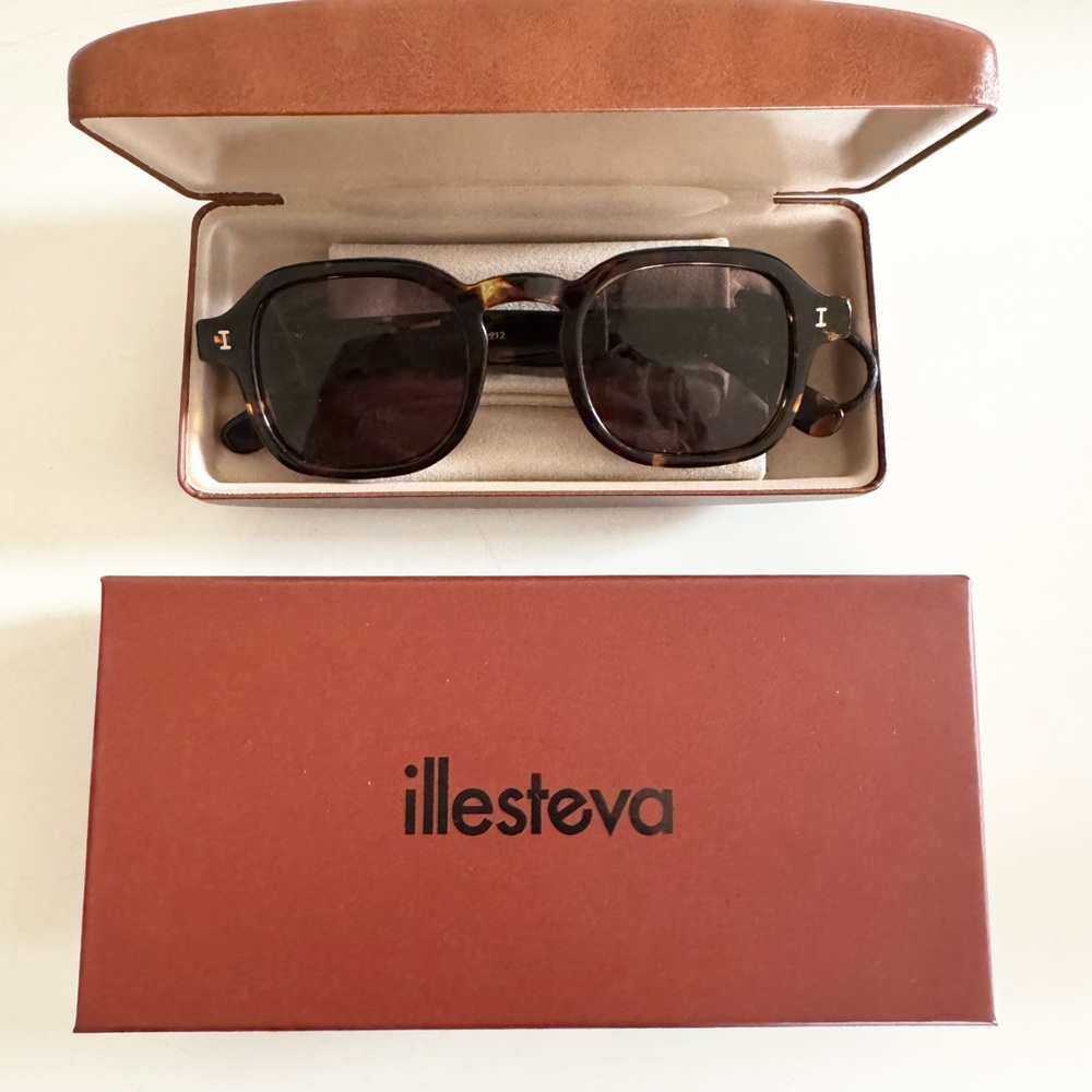 Illesteva Tortoise Washington Sunglasses with Case
